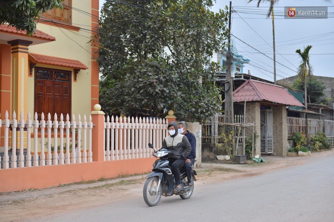 Phong tỏa thôn Kim Điền - Hải Dương liên quan BN 1552: Cuộc sống hàng ngày bị đảo lộn, người dân đeo khẩu trang cả ở trong nhà để phòng dịch - Ảnh 2.