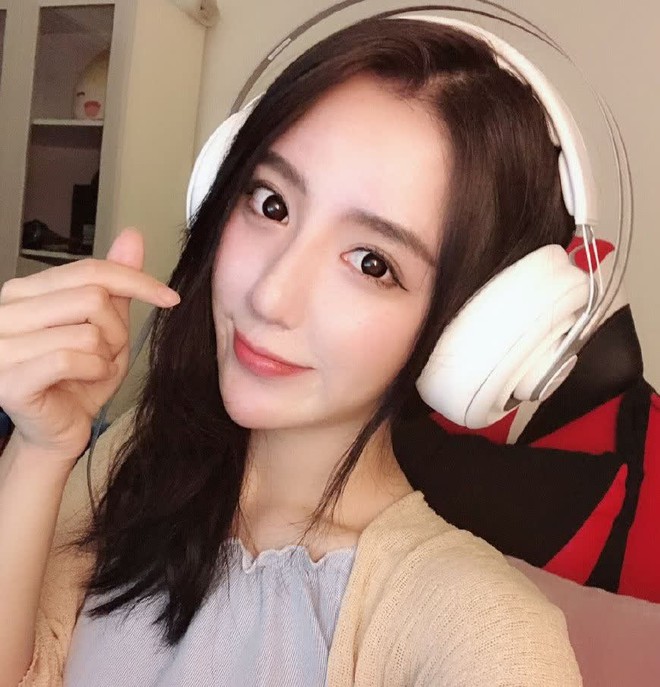 Cosplay em gái trà xanh, nữ streamer 14 triệu follower khiến netizen mất máu vì nhan sắc quá ngọt ngào! - Ảnh 1.