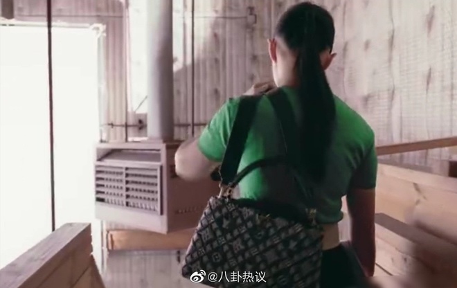 Tranh c&atilde;i h&igrave;nh ảnh của Lưu Diệc Phi chụp cho Louis Vuitton: Lộ b&oacute;ng lưng nần nẫn c&ugrave;ng visual xuống cấp đ&aacute;ng lo ngại - Ảnh 7.