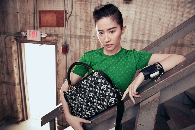 Tranh c&atilde;i h&igrave;nh ảnh của Lưu Diệc Phi chụp cho Louis Vuitton: Lộ b&oacute;ng lưng nần nẫn c&ugrave;ng visual xuống cấp đ&aacute;ng lo ngại - Ảnh 3.