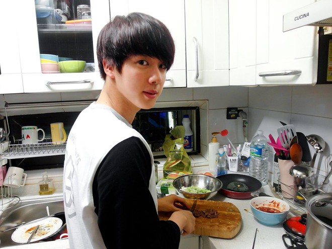 Từng tị nạnh vì mẹ chỉ mua pizza cho anh trai, Jin (BTS) lập tức bị phản đòn vì lý do bất ngờ - Ảnh 3.