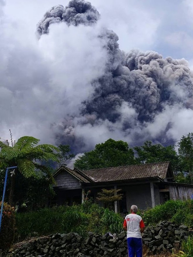 Núi lửa Merapi phun trào, tạo ra dòng sông dung nham kinh khủng thế nào? - Ảnh 2.