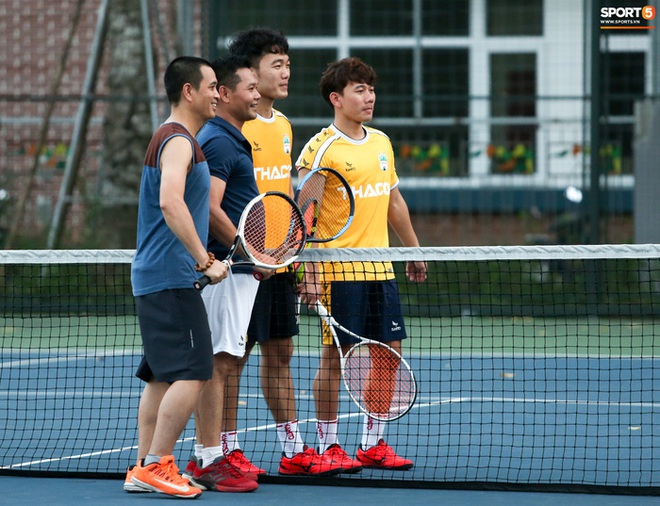 Minh Vương đòi trừ lương Xuân Trường vì chơi tennis rồi làm vỡ bóng đèn - Ảnh 2.