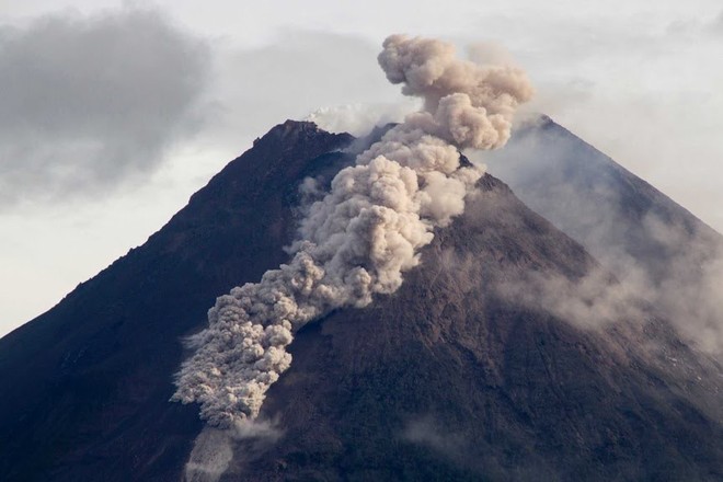 Núi lửa Merapi phun trào, tạo ra dòng sông dung nham kinh khủng thế nào? - Ảnh 1.