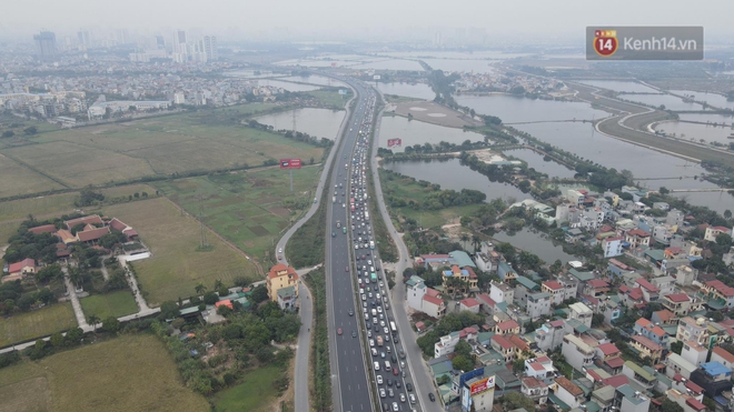 Chùm ảnh: Cửa ngõ ùn tắc kinh hoàng, các bến xe Hà Nội và TP.HCM chật cứng người dân quay trở lại sau kỳ nghỉ Tết Dương lịch - Ảnh 33.