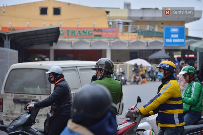 Chùm ảnh: Cửa ngõ ùn tắc kinh hoàng, các bến xe Hà Nội và TP.HCM chật cứng người dân quay trở lại sau kỳ nghỉ Tết Dương lịch - Ảnh 30.