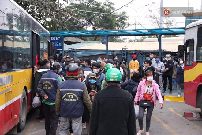 Chùm ảnh: Cửa ngõ ùn tắc kinh hoàng, các bến xe Hà Nội và TP.HCM chật cứng người dân quay trở lại sau kỳ nghỉ Tết Dương lịch - Ảnh 15.