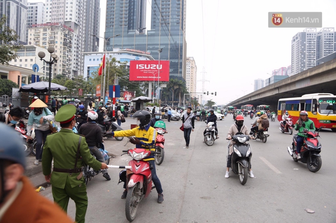 Chùm ảnh: Cửa ngõ ùn tắc kinh hoàng, các bến xe Hà Nội và TP.HCM chật cứng người dân quay trở lại sau kỳ nghỉ Tết Dương lịch - Ảnh 17.