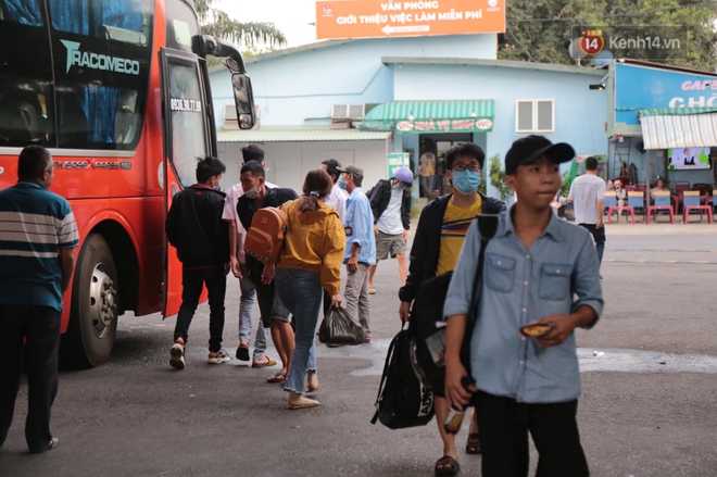 Chùm ảnh: Cửa ngõ ùn tắc kinh hoàng, các bến xe Hà Nội và TP.HCM chật cứng người dân quay trở lại sau kỳ nghỉ Tết Dương lịch - Ảnh 41.