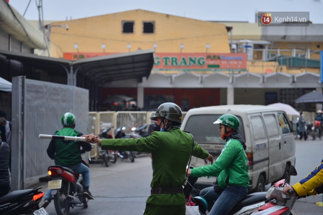 Chùm ảnh: Cửa ngõ ùn tắc kinh hoàng, các bến xe Hà Nội và TP.HCM chật cứng người dân quay trở lại sau kỳ nghỉ Tết Dương lịch - Ảnh 30.