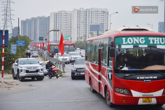 Chùm ảnh: Cửa ngõ ùn tắc kinh hoàng, các bến xe Hà Nội và TP.HCM chật cứng người dân quay trở lại sau kỳ nghỉ Tết Dương lịch - Ảnh 2.