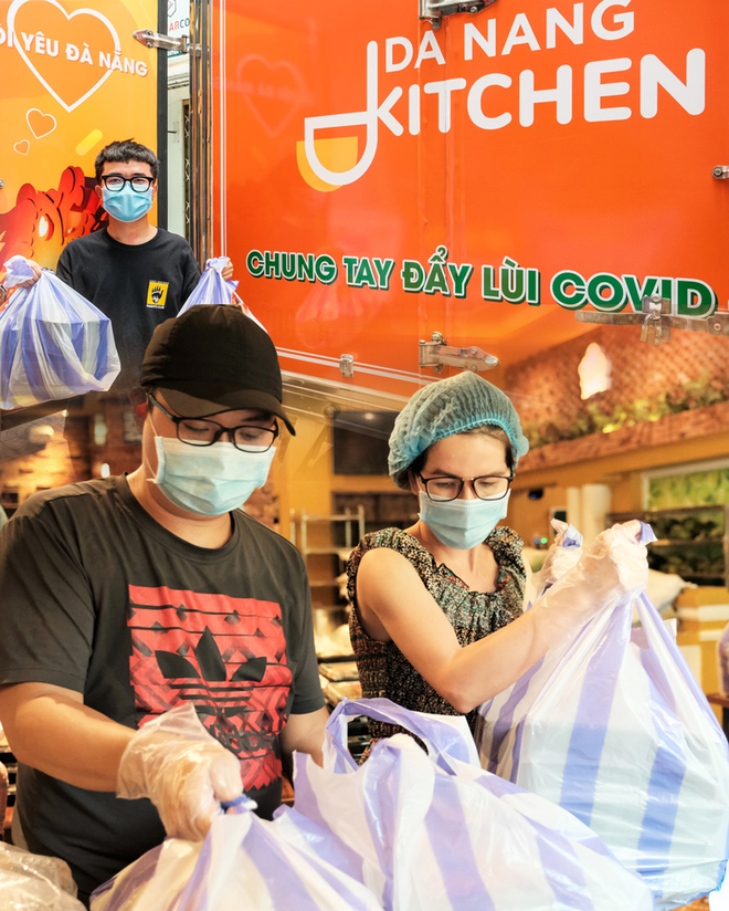 Bếp thiện nguyện Danang Kitchen: &ldquo;Đốt lửa&rdquo; y&ecirc;u thương giữa t&acirc;m dịch Covid-19 - Ảnh 1.