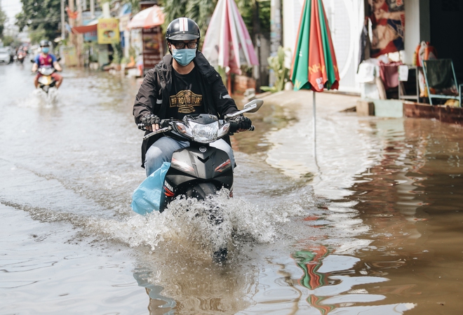 Sài Gòn không mưa, thành phố Thủ Đức vẫn ngập từ sáng đến trưa, dân bỏ nhà đi nơi khác - Ảnh 9.