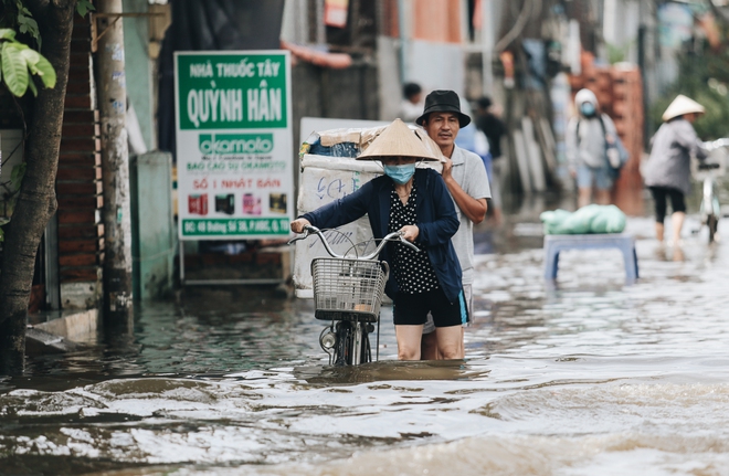 Sài Gòn không mưa, thành phố Thủ Đức vẫn ngập từ sáng đến trưa, dân bỏ nhà đi nơi khác - Ảnh 14.