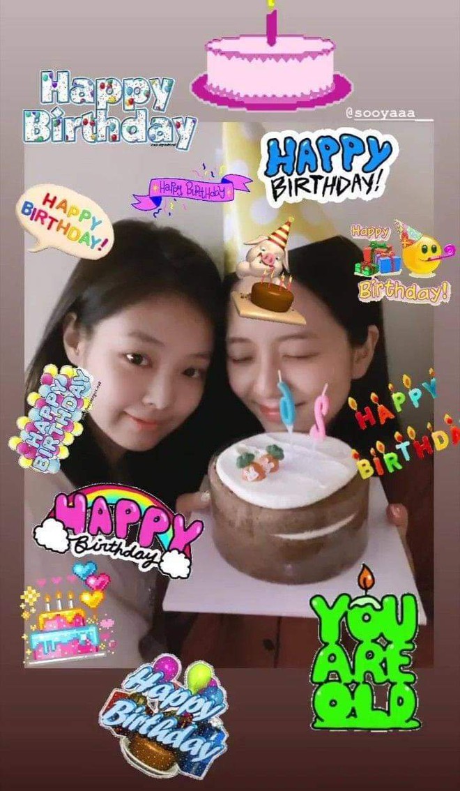 Jennie (BLACKPINK) đăng story mừng sinh nhật Jisoo, dân tình chỉ dán mắt vào mặt mộc cực phẩm lấp ló của cô nàng - Ảnh 3.