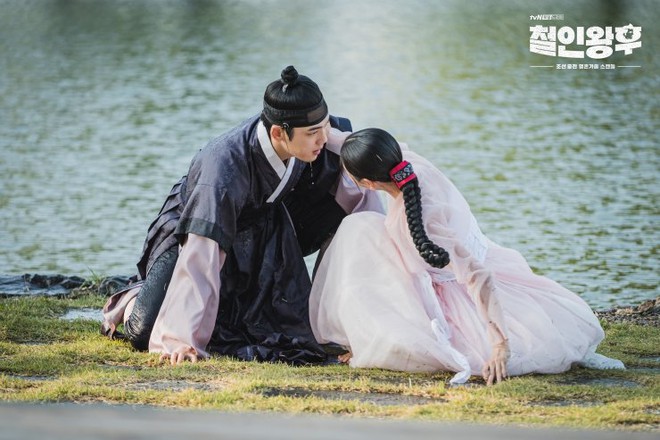 Gây tranh cãi vì xuyên tạc lịch sử, Mr. Queen của Shin Hye Sun vẫn hot không lối thoát, vì sao ta? - Ảnh 3. Gây tranh cãi vì xuyên tạc lịch sử, Mr. Queen của Shin Hye Sun vẫn hot không lối thoát, vì sao ta? - Ảnh 3.