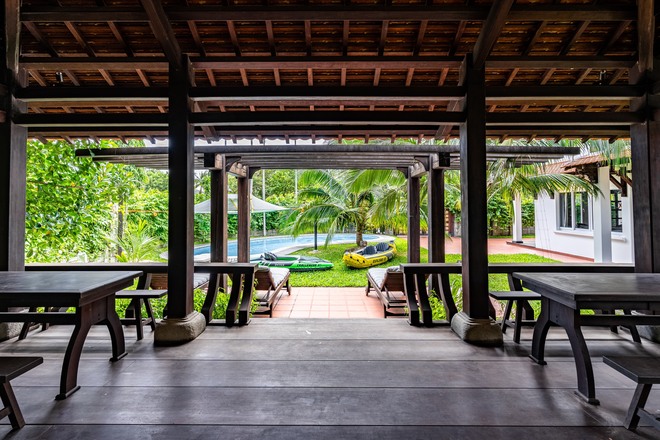 Ngôi nhà ở Nha Trang bề thế như biệt phủ: Đồ gỗ trải từ ngoài sân đến phòng tắm, có cả hồ bơi ngay sân vườn - Ảnh 14.