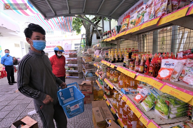 Ấm lòng phiên chợ Tết miễn phí cho người khó khăn do dịch Covid-19 và bão lũ ở Đà Nẵng - Ảnh 7.