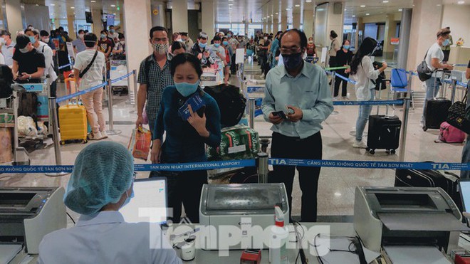 TP.HCM lấy mẫu x&eacute;t nghiệm to&agrave;n bộ nh&acirc;n vi&ecirc;n s&acirc;n bay T&acirc;n Sơn Nhất - Ảnh 1.