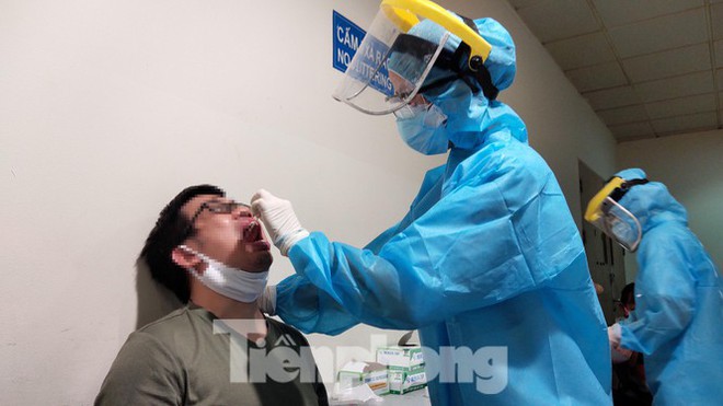 TP.HCM lấy mẫu x&eacute;t nghiệm to&agrave;n bộ nh&acirc;n vi&ecirc;n s&acirc;n bay T&acirc;n Sơn Nhất - Ảnh 2.
