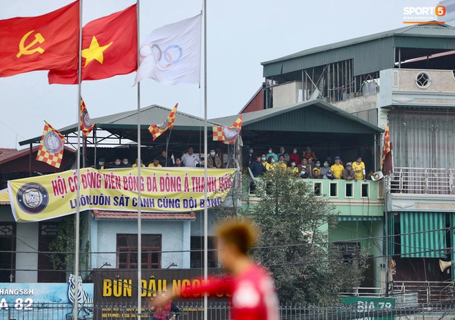 V.League cấm khán giả vì Covid-19, CĐV Thanh Hoá vẫn tụ tập trên nhà dân sát sân cùng xem trận gặp Nam Định FC - Ảnh 1.