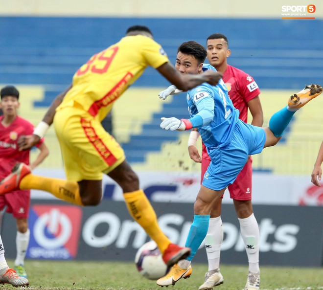 V.League cấm khán giả vì Covid-19, CĐV Thanh Hoá vẫn tụ tập trên nhà dân sát sân cùng xem trận gặp Nam Định FC - Ảnh 7.