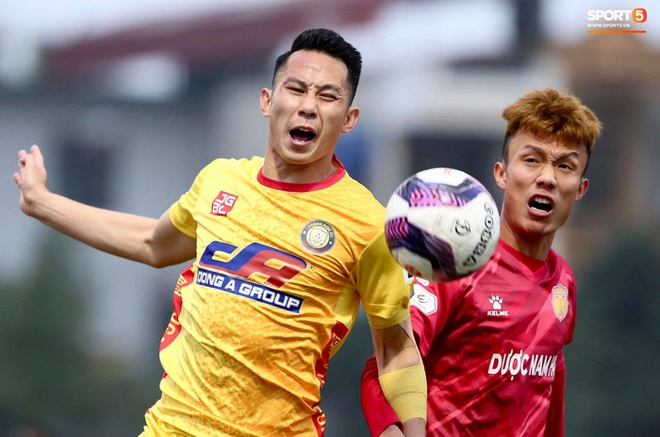 V.League cấm khán giả vì Covid-19, CĐV Thanh Hoá vẫn tụ tập trên nhà dân sát sân cùng xem trận gặp Nam Định FC - Ảnh 9.
