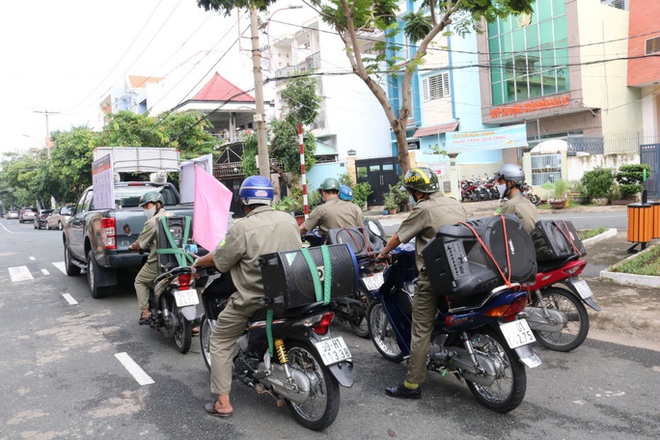 TP.HCM: Bắt đầu nhắc nhở, kiểm tra việc đeo khẩu trang khi ra đường - Ảnh 3.