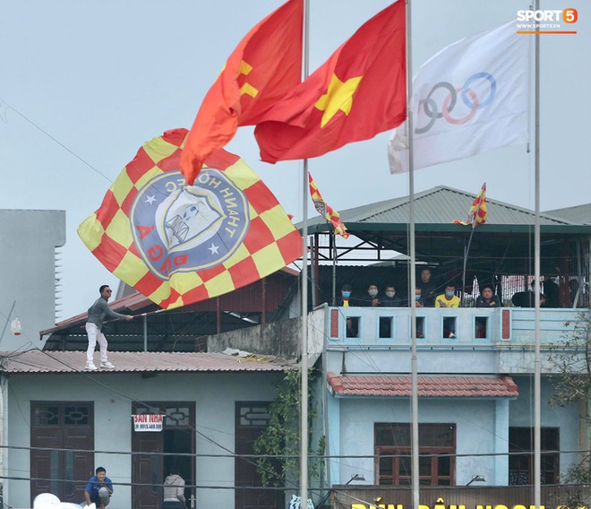 V.League cấm khán giả vì Covid-19, CĐV Thanh Hoá vẫn tụ tập trên nhà dân sát sân cùng xem trận gặp Nam Định FC - Ảnh 4.