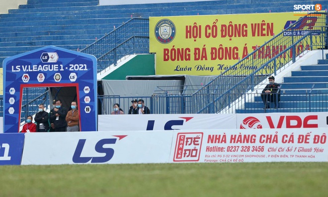 V.League cấm khán giả vì Covid-19, CĐV Thanh Hoá vẫn tụ tập trên nhà dân sát sân cùng xem trận gặp Nam Định FC - Ảnh 6.