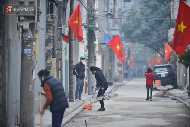 Cuộc sống ở Đông Anh sau ca mắc Covid-19: Hàng quán tự giác đóng cửa, người dân dọn dẹp đường phố cùng nhau - Ảnh 10. Cuộc sống ở Đông Anh sau ca mắc Covid-19: Hàng quán tự giác đóng cửa, người dân dọn dẹp đường phố cùng nhau - Ảnh 10.