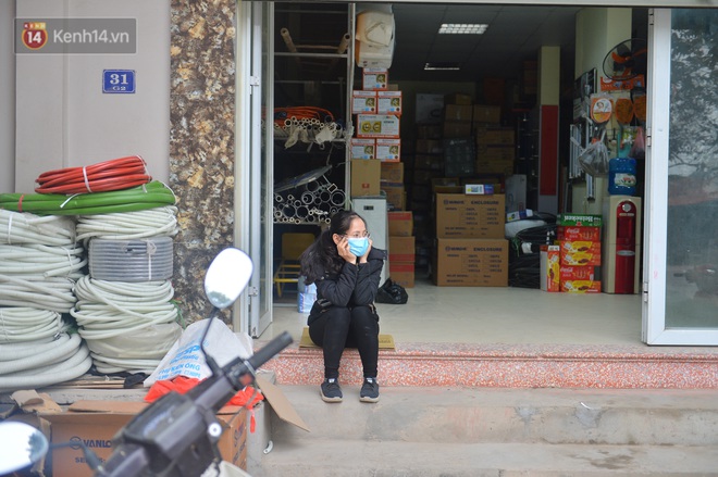 Cuộc sống ở Đông Anh sau ca mắc Covid-19: Hàng quán tự giác đóng cửa, người dân dọn dẹp đường phố cùng nhau - Ảnh 6. Cuộc sống ở Đông Anh sau ca mắc Covid-19: Hàng quán tự giác đóng cửa, người dân dọn dẹp đường phố cùng nhau - Ảnh 6.