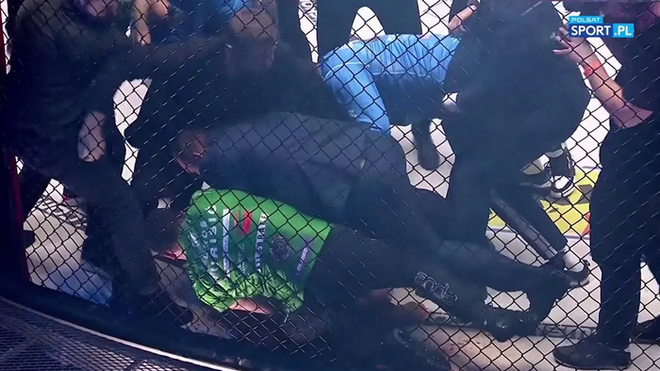 Tiến đến tưởng muốn an ủi đối thủ, ai ngờ v&otilde; sĩ lại lật mặt, tung chi&ecirc;u bay giữa ng&acirc;n h&agrave; khiến trận đấu kết th&uacute;c trong hỗn loạn - Ảnh 2.