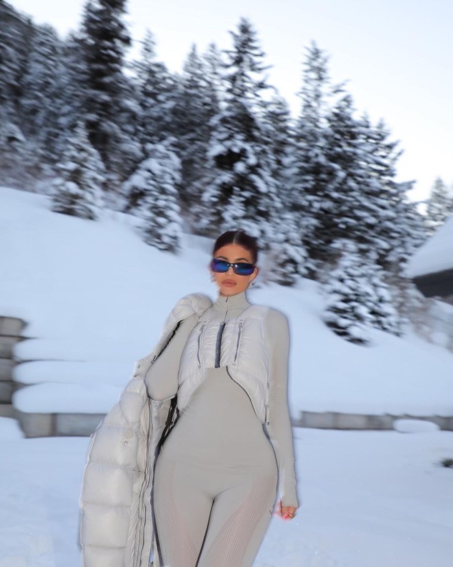 Giới nhà giàu đón năm mới: Kylie - Kendall chi 10 tỷ thuê biệt thự chill ở núi tỷ phú, Stormi 3 tuổi tận hưởng kỳ nghỉ xa hoa - Ảnh 3.