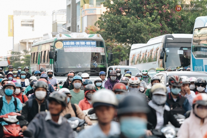 Ngày đi làm đầu tiên của năm 2021: Kẹt xe toàn tập! - Ảnh 18.