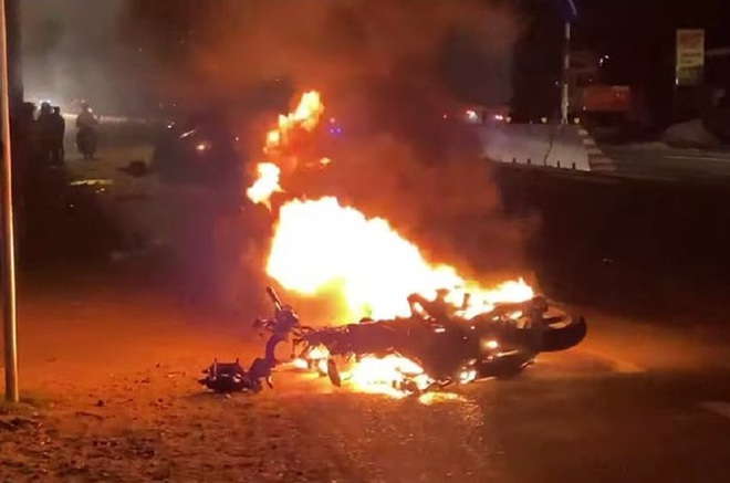 Xe máy bốc cháy, nạn nhân lìa chân sau tai nạn với ô tô trên Quốc lộ 1 - Ảnh 2.