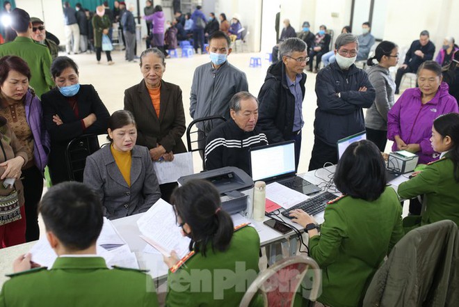 Ng&agrave;y đầu ti&ecirc;n năm mới cấp thẻ căn cước gắn ch&iacute;p điện tử cho nh&acirc;n d&acirc;n Thủ đ&ocirc; H&agrave; Nội - Ảnh 2.