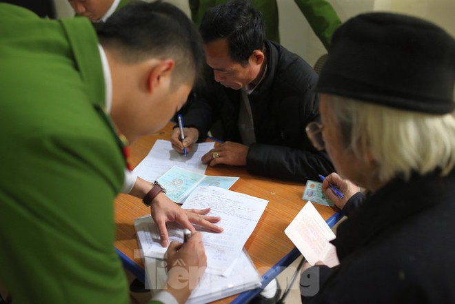 Ng&agrave;y đầu ti&ecirc;n năm mới cấp thẻ căn cước gắn ch&iacute;p điện tử cho nh&acirc;n d&acirc;n Thủ đ&ocirc; H&agrave; Nội - Ảnh 3.