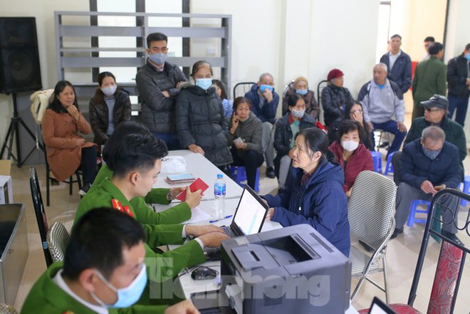 Ng&agrave;y đầu ti&ecirc;n năm mới cấp thẻ căn cước gắn ch&iacute;p điện tử cho nh&acirc;n d&acirc;n Thủ đ&ocirc; H&agrave; Nội - Ảnh 4.