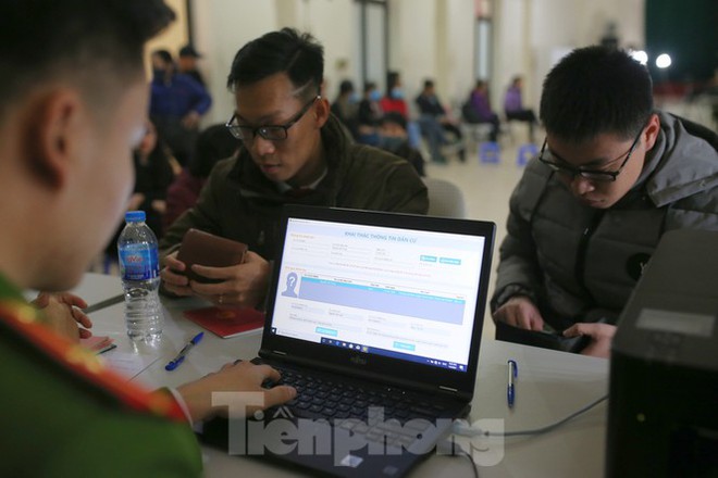 Ng&agrave;y đầu ti&ecirc;n năm mới cấp thẻ căn cước gắn ch&iacute;p điện tử cho nh&acirc;n d&acirc;n Thủ đ&ocirc; H&agrave; Nội - Ảnh 5.