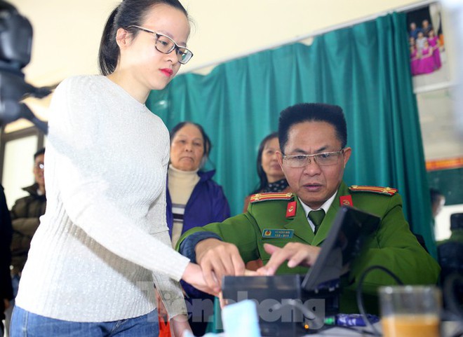 Ng&agrave;y đầu ti&ecirc;n năm mới cấp thẻ căn cước gắn ch&iacute;p điện tử cho nh&acirc;n d&acirc;n Thủ đ&ocirc; H&agrave; Nội - Ảnh 6.