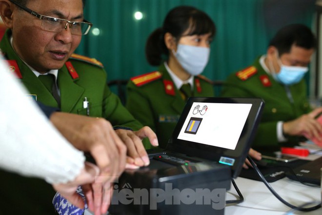 Ng&agrave;y đầu ti&ecirc;n năm mới cấp thẻ căn cước gắn ch&iacute;p điện tử cho nh&acirc;n d&acirc;n Thủ đ&ocirc; H&agrave; Nội - Ảnh 7.