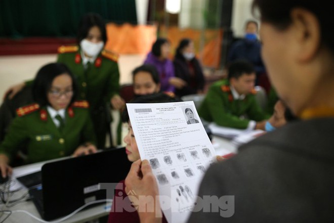 Ng&agrave;y đầu ti&ecirc;n năm mới cấp thẻ căn cước gắn ch&iacute;p điện tử cho nh&acirc;n d&acirc;n Thủ đ&ocirc; H&agrave; Nội - Ảnh 9.