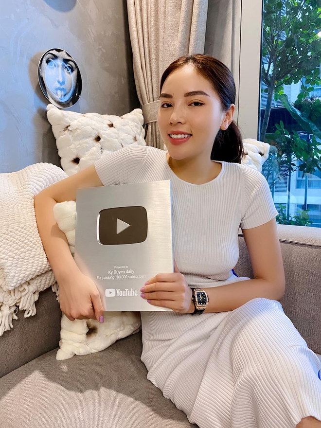 Thăm căn hộ của Hoa hậu Kỳ Duy&ecirc;n: Ph&ograve;ng đồ hiệu to&agrave;n m&ugrave;i tiền khiến chị em ghen tỵ đỏ mắt - Ảnh 2.