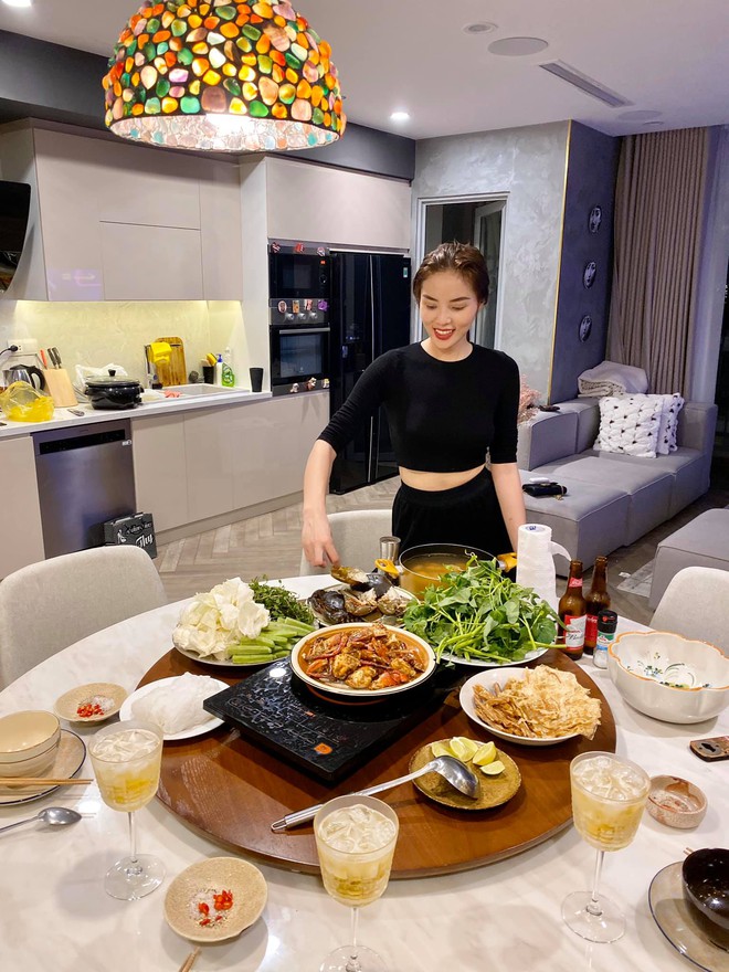 Thăm căn hộ của Hoa hậu Kỳ Duy&ecirc;n: Ph&ograve;ng đồ hiệu to&agrave;n m&ugrave;i tiền khiến chị em ghen tỵ đỏ mắt - Ảnh 6.