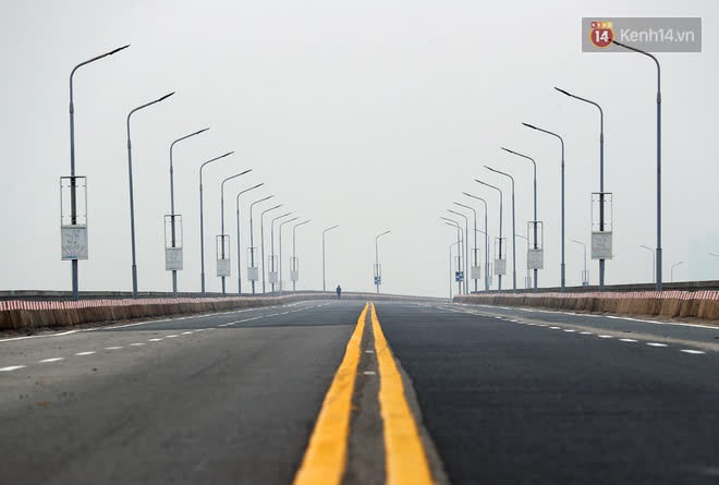 Chùm ảnh: Hối hả hoàn thiện những công đoạn cuối cùng trước ngày thông xe trở lại cầu Thăng Long - Ảnh 1.