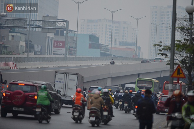 Hàng trăm xe máy bất chấp biển cấm, ngang nhiên lưu thông tại tuyến đường trên cao đẹp nhất Hà Nội - Ảnh 2.