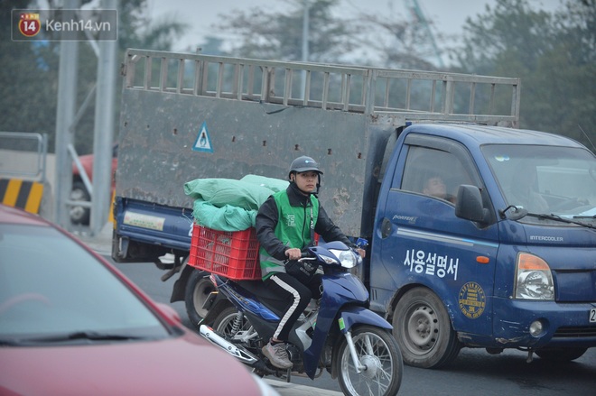 Hàng trăm xe máy bất chấp biển cấm, ngang nhiên lưu thông tại tuyến đường trên cao đẹp nhất Hà Nội - Ảnh 8.