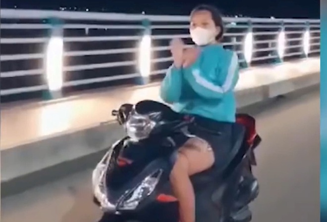 C&ocirc; g&aacute;i ở Quảng Ng&atilde;i chạy xe m&aacute;y kh&ocirc;ng đội mũ bảo hiểm, thả 2 tay... m&uacute;a quạt - Ảnh 2.