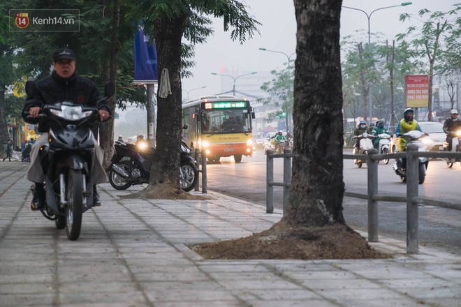 Ảnh: Người dân phi xe ào ào lên vỉa hè để tránh tắc đường, Chủ tịch Hà Nội yêu cầu xử lý nghiêm - Ảnh 18.